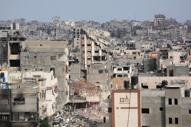 Una zona de la ciudad de Jan Yunis, en el este de la Franja de Gaza, destruida por bombardeos israelíes.
