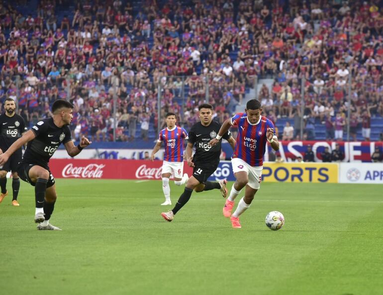 Diego León trata de generar una llegada para Cerro Porteño