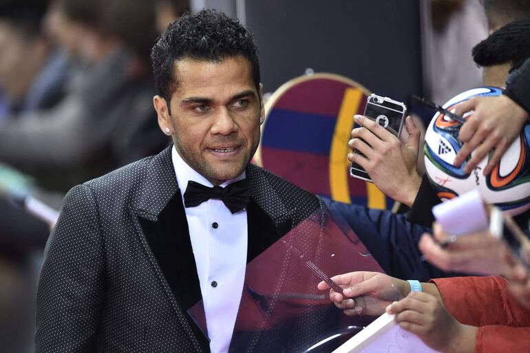 Dani Alves, defensor de Brasil y del FC Barcelona, ​​posa en la alfombra roja cuando llega a la ceremonia de entrega del Balón de Oro de la FIFA 2015 en el Kongresshaus de Zurich el 11 de enero de 2016. Un tribunal español condenó al ex Brasil el 22 de febrero de 2024 El internacional Dani Alves a cuatro años y medio de prisión tras declararlo culpable de violar a una joven en una discoteca de Barcelona en diciembre de 2022.