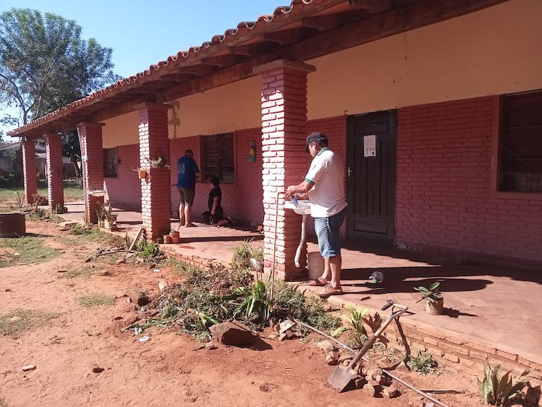 Los miembros de la ACE manifestaron que la Esc. San Cayetano de la ciudad de Itauguá necesita de muchas instervenciones a nivel de infraestructura, pero la directora no les deja trabajar.