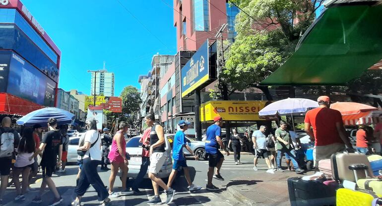 Las principales calles y avenidas están con mucho movimiento. 