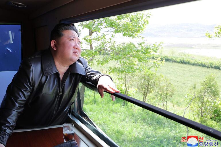 Líder norcoreano Kim Jong Un inspeccionando un tiro de prueba de un misil balístico táctico en el que se encuentra una nueva navegación autónoma.