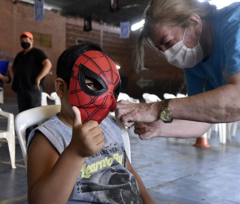 Desde el Ministerio de Salud insisten a los padres a fin de aprovechar las vacaciones de invierno para que los más pequeños de la casa se vacunen contra la influenza y el covid.