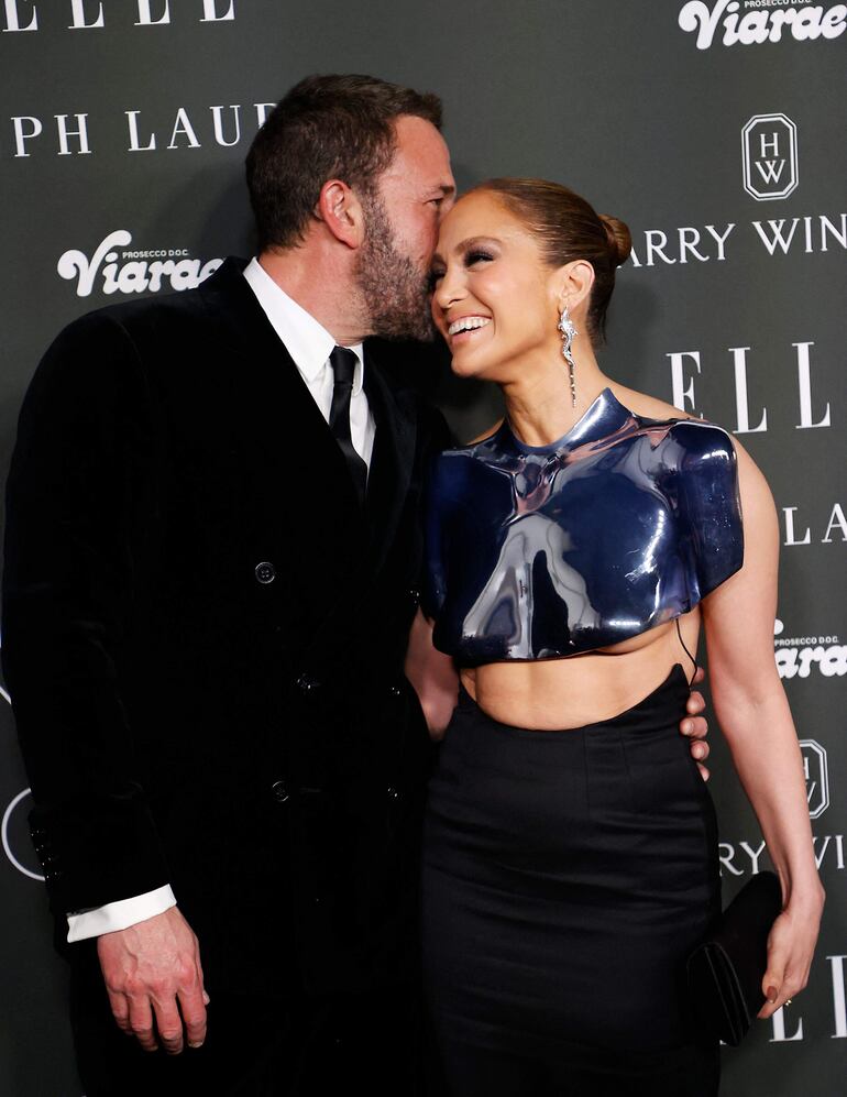 Jennifer López y Ben Affleck a los arrumacos en su llegada a los Elle Women in Hollywood, en el Nya Studios de Los Ángeles. (Michael Tran/AFP)