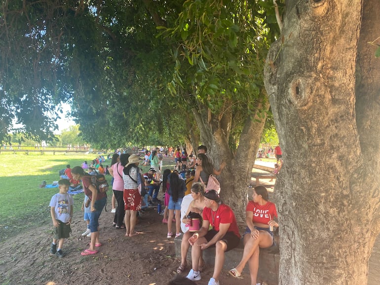 Varias personas fueron a disfrutar del día al aire libre en la playa de Areguá.