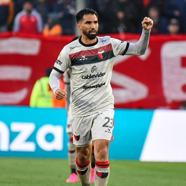 Alberto Espínola celebra su gol para Colón ante Independiente.