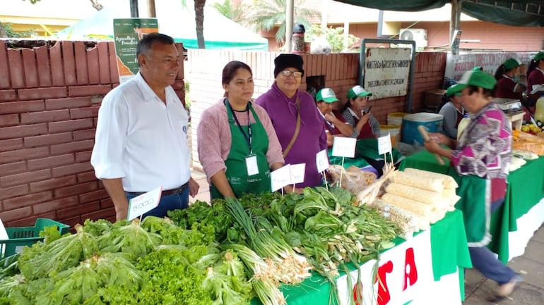 Realizan feria de Agricultura familiar en San Lorenzo. La venta es hasta agotar stock.