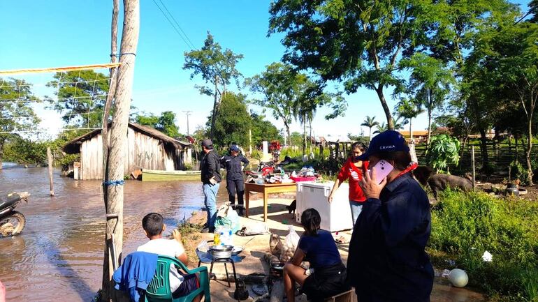 Con tristeza niños y adultos observan cómo la crecida del río Tebicuary va inundando sus viviendas.