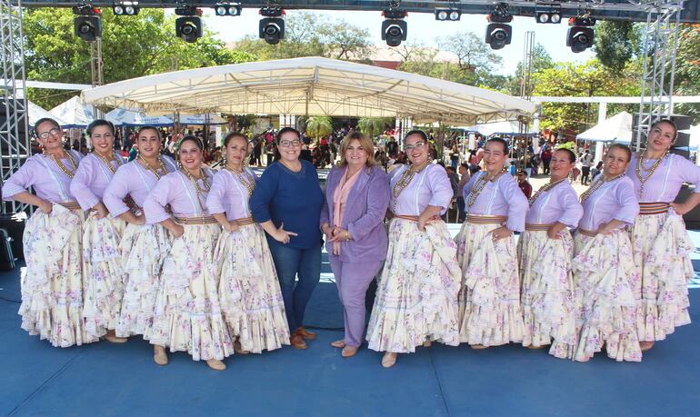 Integrantes del ballet de mujeres adultas formado por la Municipalidad, junto con la intendenta Carolina Aranda.