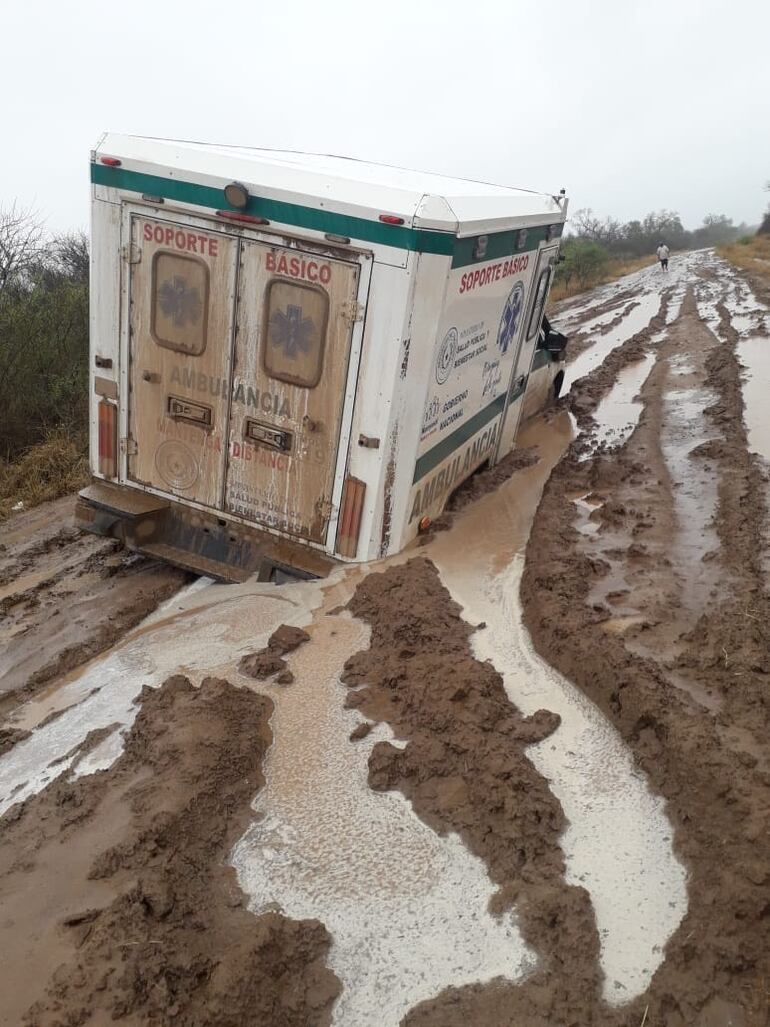 Ambulancia siendo estirada en la zona de Pedro P. Peña durante el fin de semana.