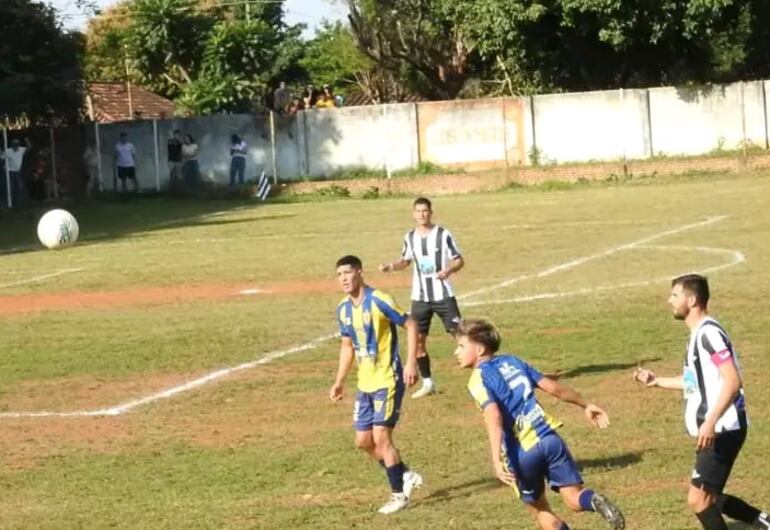 En el fondo, el futbolista Rodrigo Ruiz Díaz, en el partido frente al 25 de Julio de la Liga Misionera del Sur (LMS).