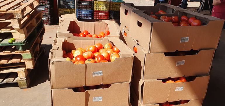 Cajas de tomates cuyas etiquetas corresponden a naranjas.