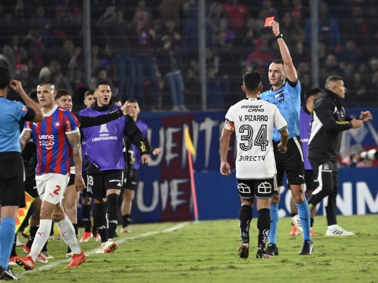 Alan Benítez (i), jugador de Cerro Porteño, deja el campo después de la tarjeta roja a causa de una dura falta en el partido frente a Colo Colo.