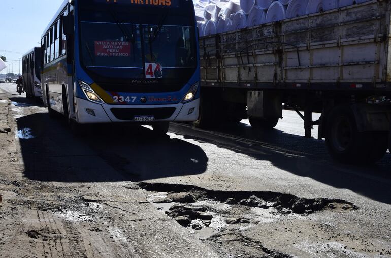 En estas condiciones se encontraba ayer el carril exclusivo de buses de la ruta PY03. El MOPC informó que comenzaron las reparaciones.