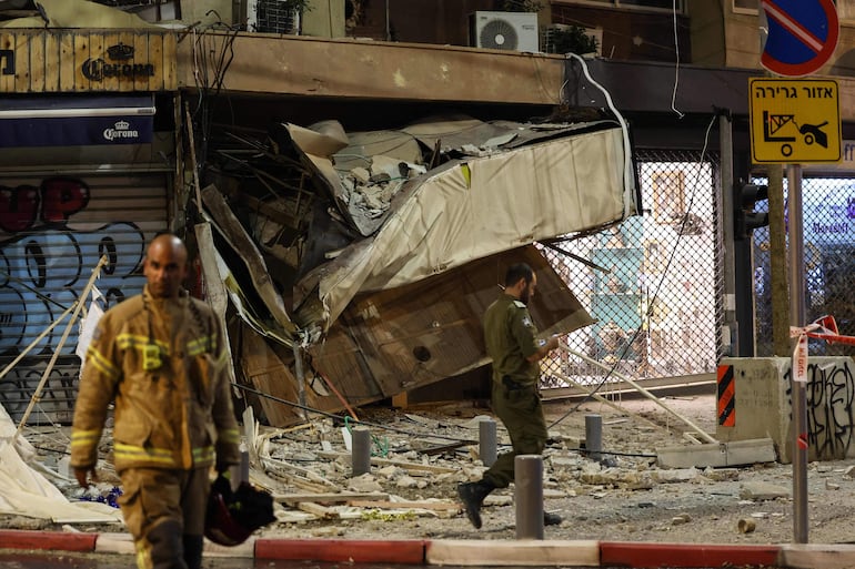 Un bombero frente a un edificio en Tel Aviv, Israel, dañado por un cohete lanzado desde la Franja de Gaza, este sábado.