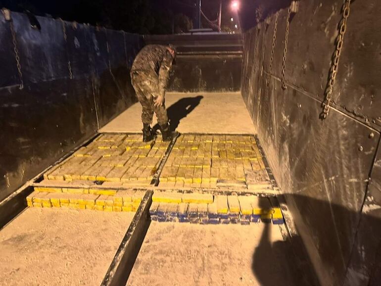 La marihuana era transportada en el doble fondo de la carreta del tractocamión.