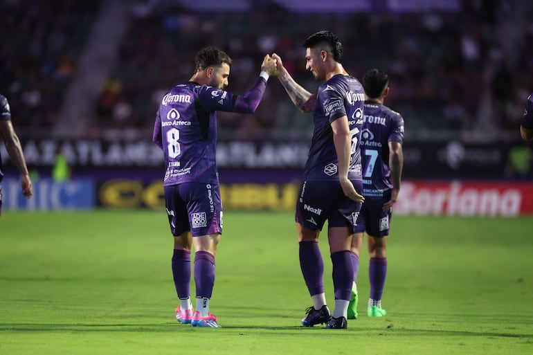 El paraguayo Josué Colmán (I), jugador de Mazatlán, celebra un gol en el partido frente a Pachuca por la quinta fecha del torneo Apertura 2024 de la LigaMX.