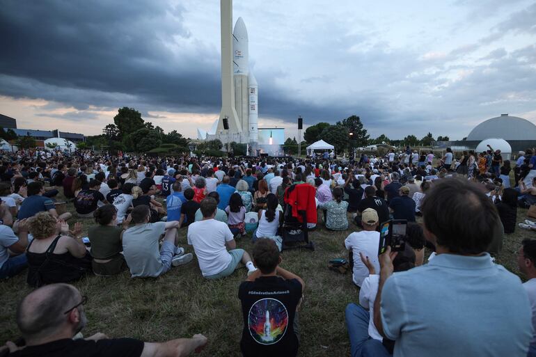 Los asistentes participan en una proyección pública del despegue del cohete Ariane 6 en la Cité de l'Espace, en Toulouse, suroeste de Francia, el 9 de julio de 2024.