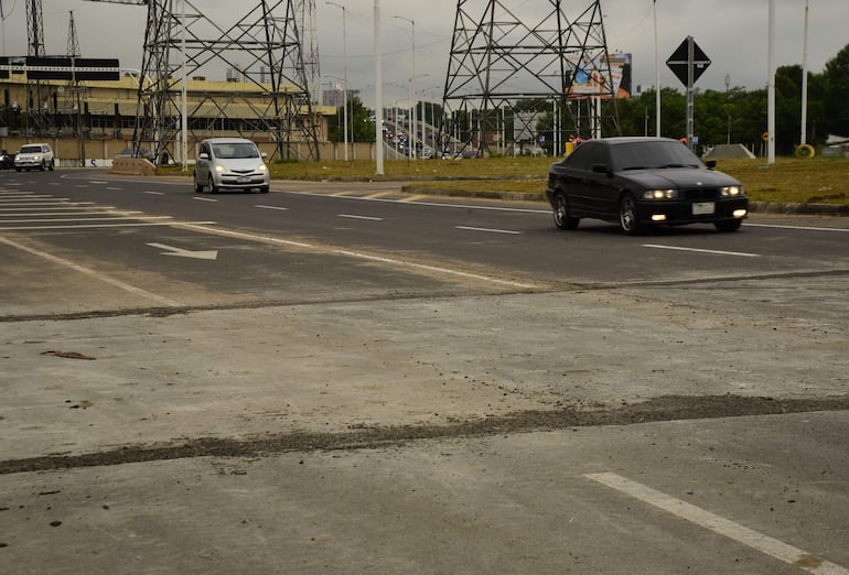 Los rastros del sitio en donde se había colocado el reductor de velocidad, en la zona del puente “Héroes del Chaco”.