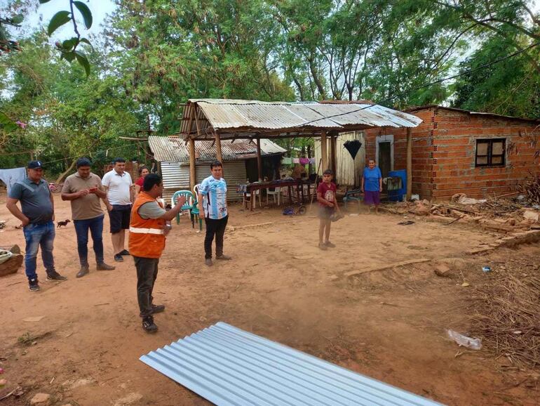 Familias recibieron chapas, colchones y otros insumos de la SEN.