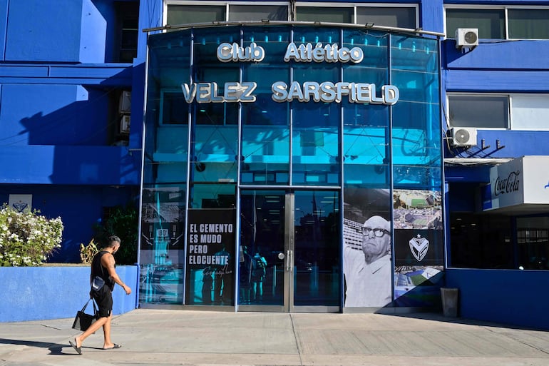 El 7 de marzo, Vélez Sarsfield emitió un comunicado anunciando la separación preventiva de los involucrados en el caso de abuso sexual, conforme a su protocolo de actuación en casos de violencia de género.(Photo by Luis ROBAYO / AFP)