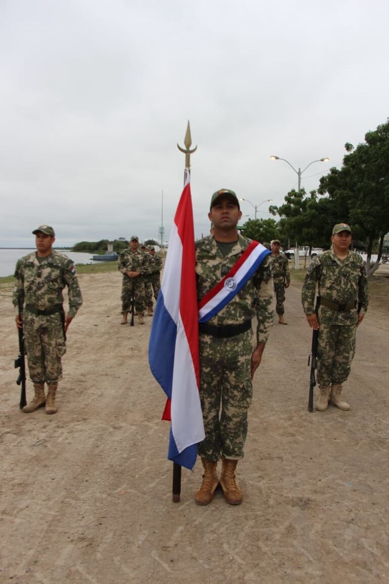 Militares de la marina paraguaya, durante el desfile civico militar en Bahia Negra.