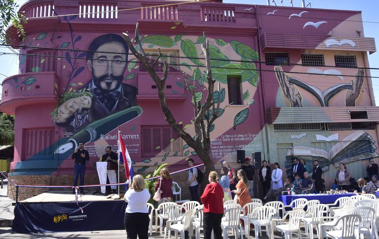 Estudiantes secundarios, artistas, personalidades de la literatura local y autoridades durante la inauguración del mural de Rafael Barrett.