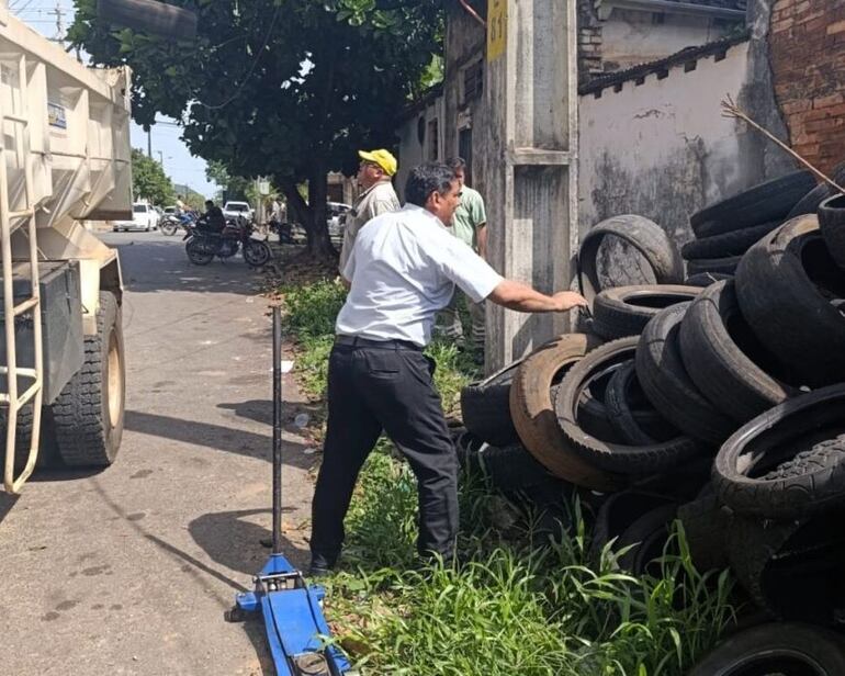 Un funcionario de la Gobernación de Cordillera, colabora con los trabajos realizados por Senepa en la Villa Serrana.