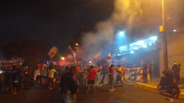 Banderazo de los hinchas de Cerro Porteño en La Nueva Olla en la víspera del partido de Copa Libertadores ante Fluminense.