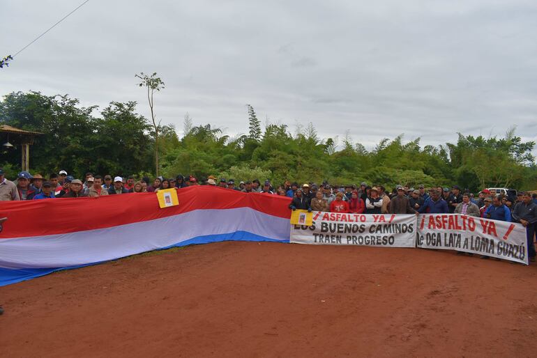 Pobladores de Borja y Mbuyapey se manifestaron para exigir la construcción de asfalto en la comunidad.