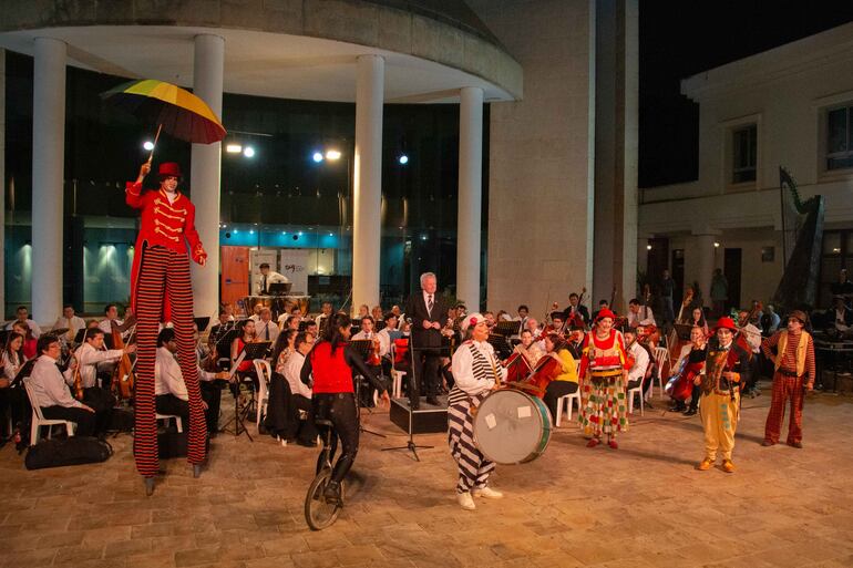 La Orquesta Sinfónica de la Ciudad de Asunción y Bochin Teatro Clown, en un show que comparten con el Ballet Clásico y Moderno Municipal.