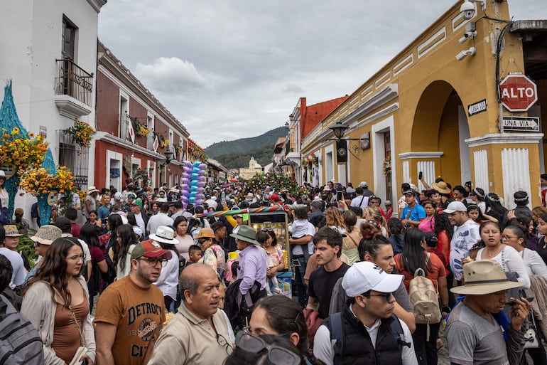 Personas asisten a la celebración del Festival de las Flores este sábado en Antigua Guatemala (Guatemala). 