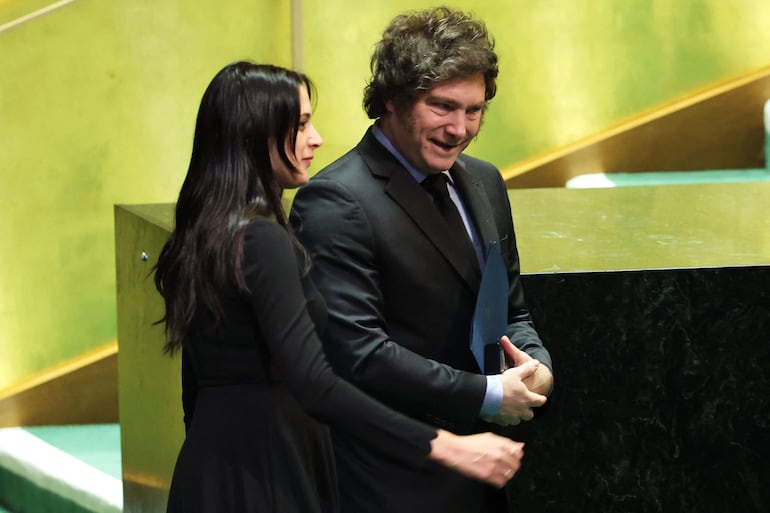 El presidente de Argentina, Javier Milei (d) llega para su primera presentación ante la asamblea de la ONU.