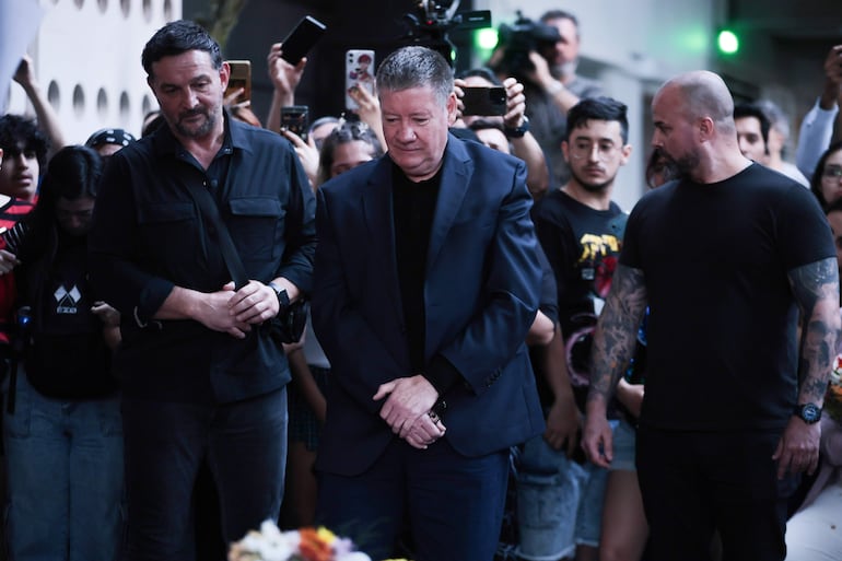 Geoff Payne, padre del cantante Lyam Payne, observa un  homenaje a su hijo puesto por fanáticos al frente del hotel donde falleció, este viernes, en Buenos Aires (Argentina).
