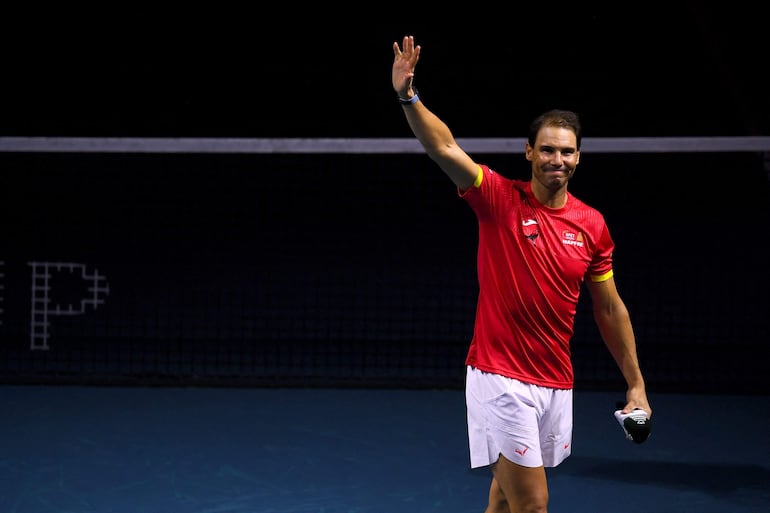 Rafael Nadal saluda durante un homenaje a su carrera al final del partido de dobles de cuartos de final entre Holanda y España durante las finales de la Copa Davis en el estadio Palacio de Deportes José María Martín Carpena en Málaga, sur de España, ayer 19 de noviembre de 2024. (JORGE GUERRERO / AFP)