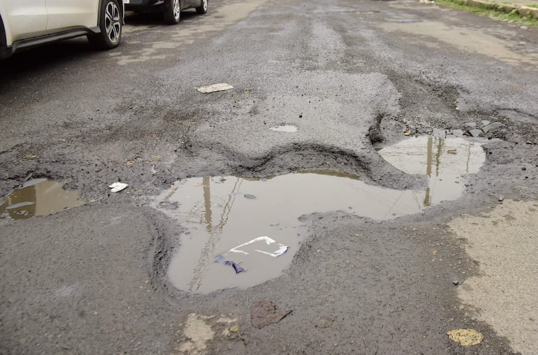 En Bartolomé Coronel, entre Ángel Moreno y Coronel Francisco López es imposible esquivar los baches.