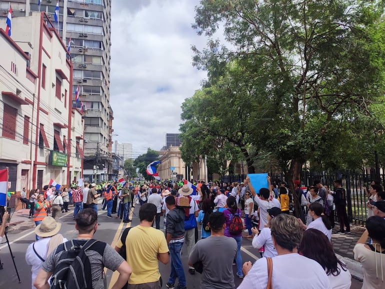 Ciudadanos independientes y otros organizados en diferentes gremios se congregaron este jueves frente a la sede del Poder Legislativo.