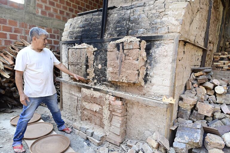 Ramón Rojas muestra el horno Noborigama cargado con más de 200 artículos de cerámica.