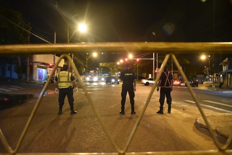 Controles policiales en las adyacencias del Mercado 4 en la madrugada de este lunes.