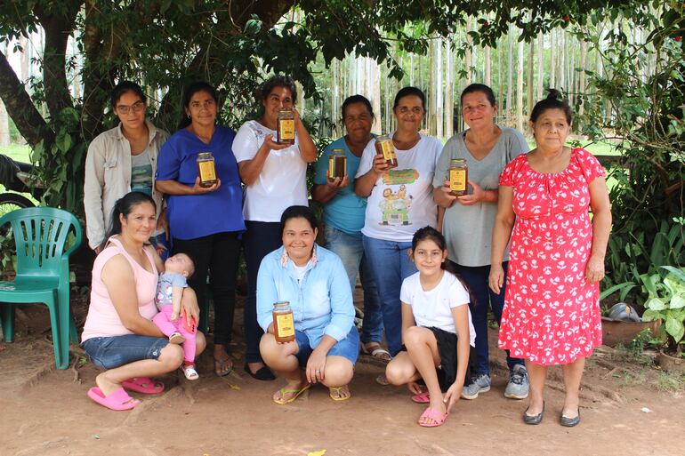 Pie de foto
Las mujeres impulsoras del Comité San José Obrero, Restante, Caazapá. Junto a miembros de sus familias, producen miel de abeja natural y forman parte del proyecto Paraguay+Verde.