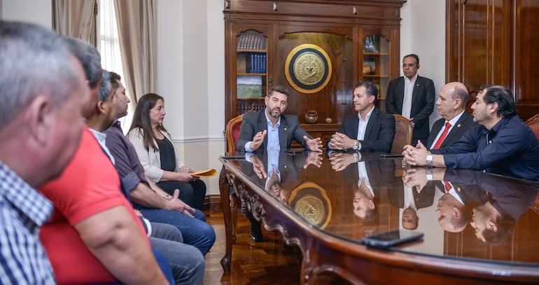 De izq. a der: La diputada Carmen Giménez de Ovando, el vicepresidente Pedro Alliana, el ministro Carlos Giménez y el diputado Jorge Barresi, entre otros dirigentes.