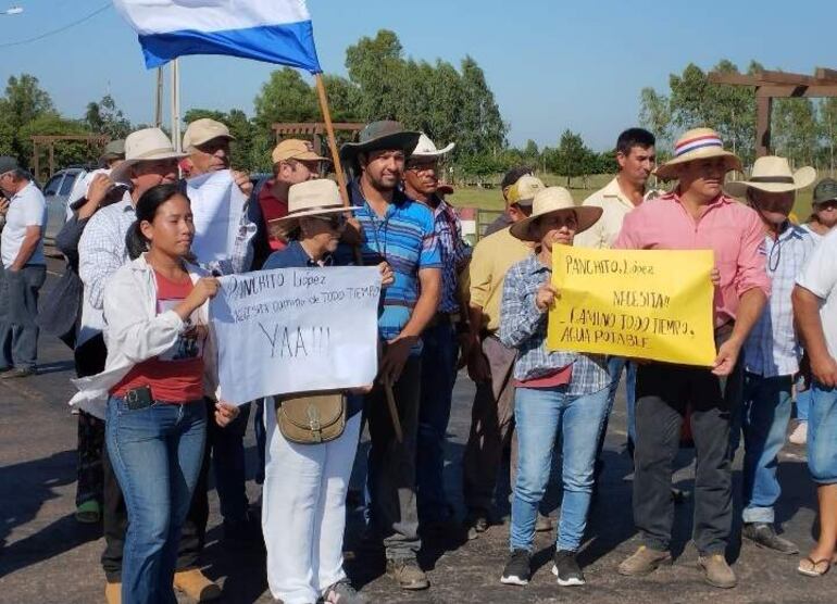 Pobladores de Yabebyry se manifestaron para reclamar agua potable y arreglo de camino vecinal. Miguel Angel Rodriguez 
 11-02-2025