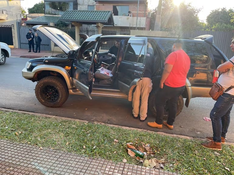 Agentes inspeccionan la camioneta de Edgar Ayala. Fue en agosto de 2023.