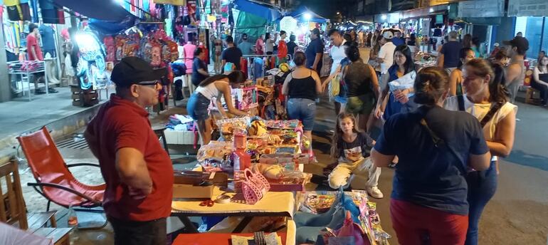 Los comerciantes estarán hasta las primeras horas de este lunes.