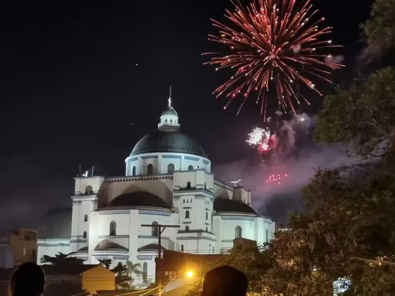 El entorno de lo que comenzó como un oratorio para la devoción a la Virgen de Caacupé se transformó en una gran ciudad que actualmente es reconocida como la "Capital espiritual de la República".