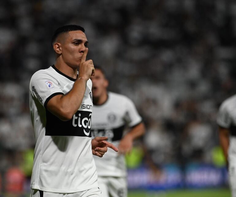 Hugo Fernández, jugador de Olimpia, celebra un gol con el gesto de silencio en el partido ante Sportivo Luqueño por el fútbol paraguayo en el estadio Manuel Ferreira, en Asunción.