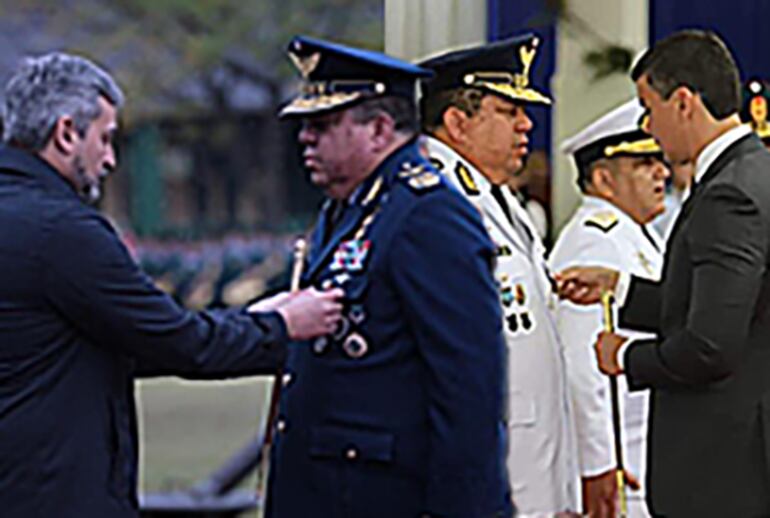 El general retirado Arturo González recibió medallas de manos de Mario Abdo Benítez y Santiago Peña.