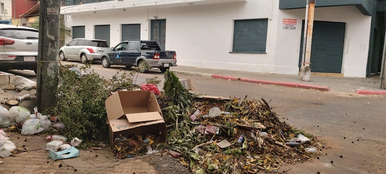 Vertedero clandestino denunciado por lectores de ABC en la esquina de Antequera y Teniente Fariña.