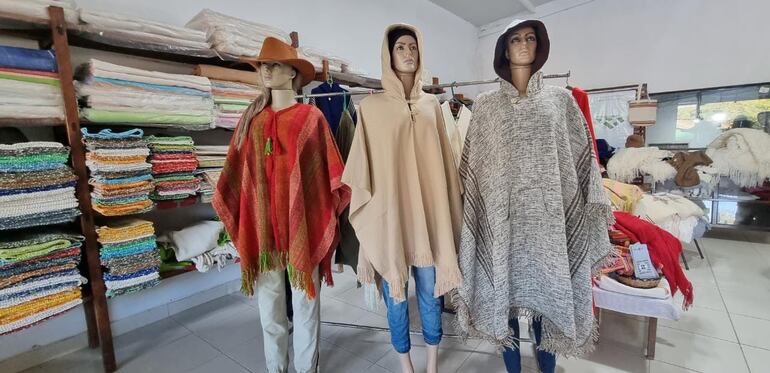 Los ponchos con capuchas y bolsillos, en contras en el paseo de los artesanos de la ciudad de San Miguel, Misiones.