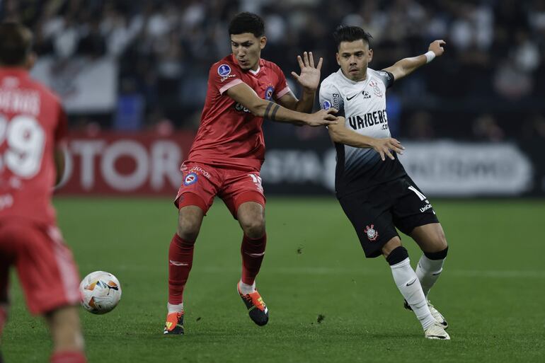 AMDEP1720. SAO PAULO (BRASIL), 14/05/2024.- Ángel Romero (d) de Corinthians disputa el balón con Tobías Palacio de Argentinos este martes, en un partido de la fase de grupos de la Copa Sudamericana entre Corinthians y Argentinos Juniors en el estadio Neo Química Arena en Sao Paulo (Brasil). EFE/ Isaac Fontana
